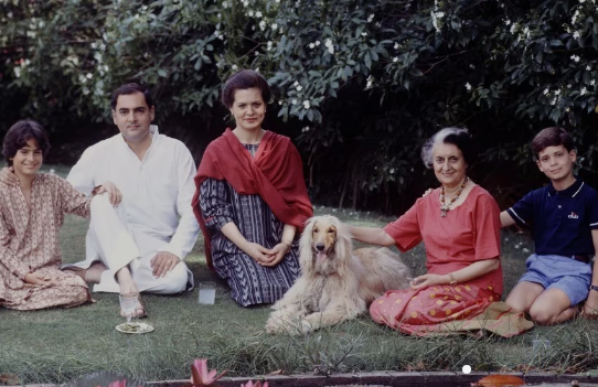 RAHUL IN RAEBARELI: फोटो में इंदिरा गांधी, राजीव गांधी, सोनिया गांधी, प्रियंका गांधी और राहुल गांधी नजर आ रहे हैं